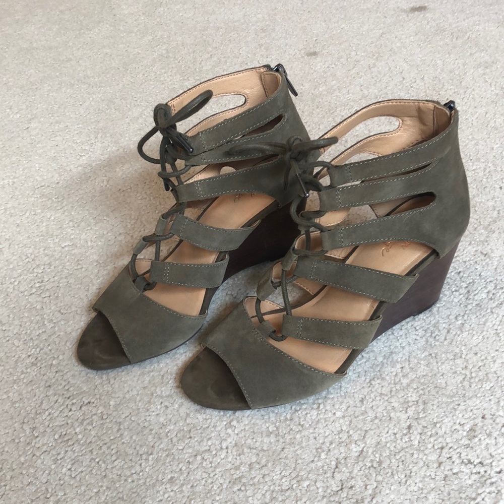 Crown Vintage Lace Up Back Zip olive Wedge Sandal size 7